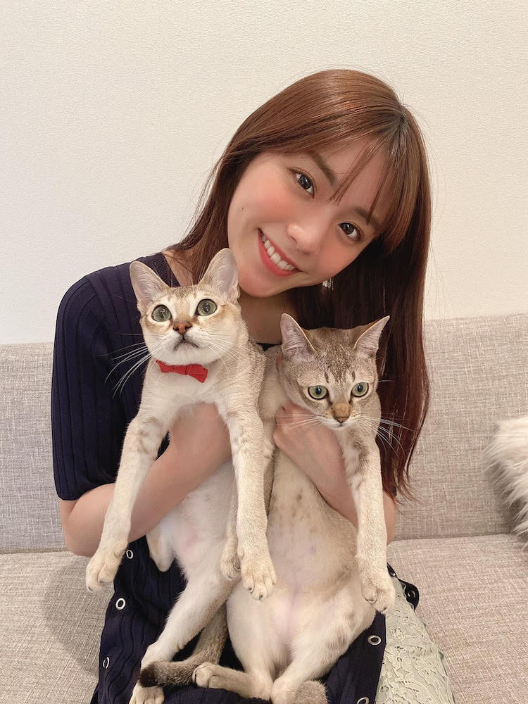 2匹の愛猫を抱っこするファッションモデルの貴島明日香さん