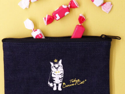 猫のデニムポーチ付き♪ 北海道産のりんご＆バターを使ったキャラメルが猫スイーツブランドから登場