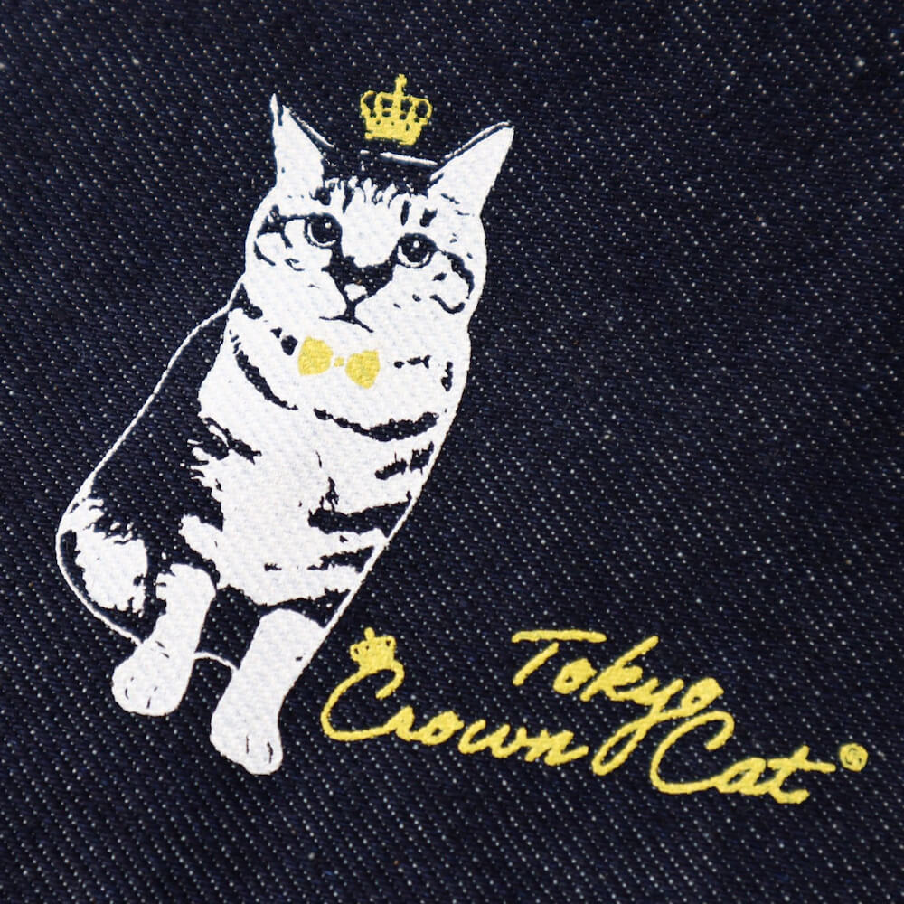 猫のイラストがプリントされたデニムポーチ by TOKYO CROWN CAT