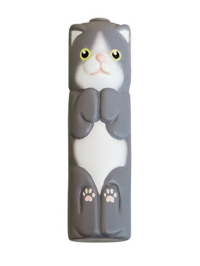 単三電池型の猫フィギュア「単三にゃん池」のグレーはちわれバージョン