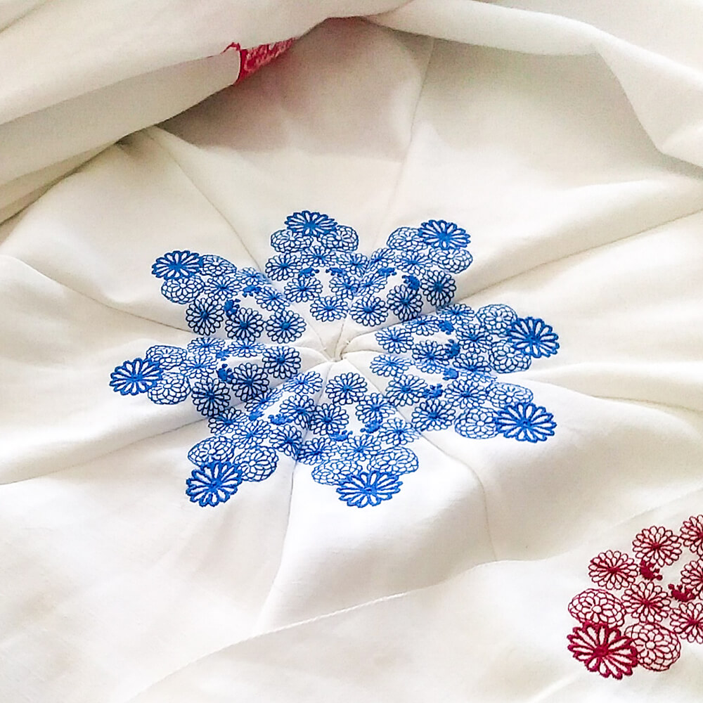 肉球の刺繍も施された日傘「花咲く猫日傘」 by コイトネコ
