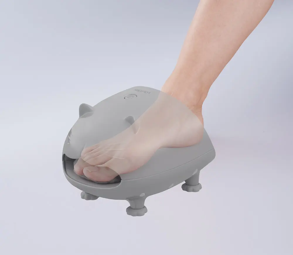 足を入れるとむぎゅーっと包み込む♪ ルルドのフットケア機器からネコ