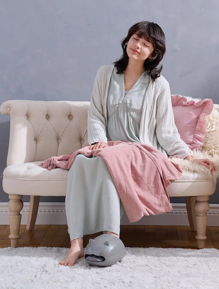 足を入れるとむぎゅーっと包み込む♪ ルルドのフットケア機器からネコ