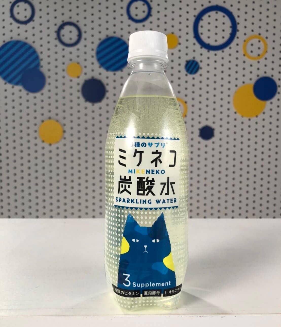 三毛猫のイラストがデザインされた「ミケネコ炭酸水」商品イメージ