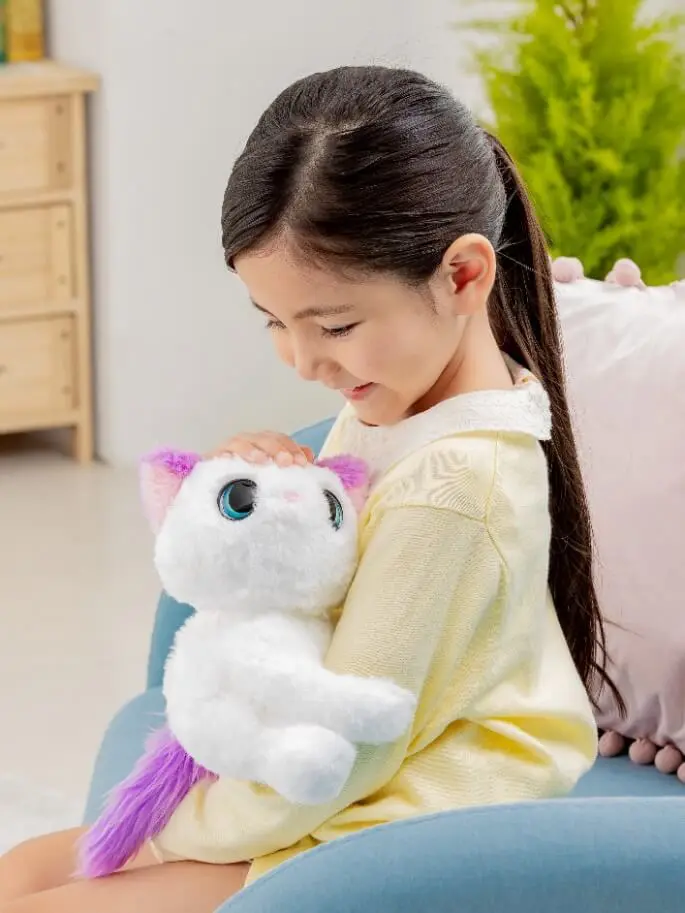 腕にしがみついたぬいぐるみ「ぎゅっとしてキュンっ!(あまえんぼ こねこ)」のお世話イメージ