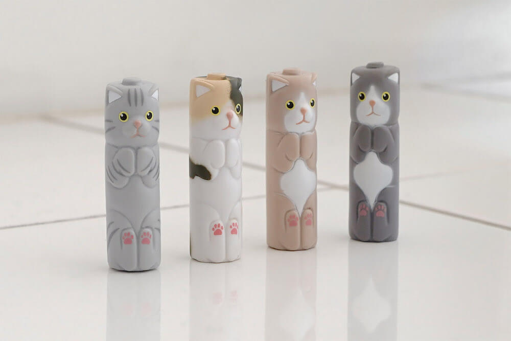 単三電池型の猫フィギュア「単三にゃん池」を立てて飾ったイメージ