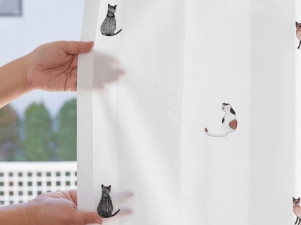 窓際からネコの気配が漂ってくる♪ かわいい猫の刺繍入りレースカーテン「ミャオウ」が新発売