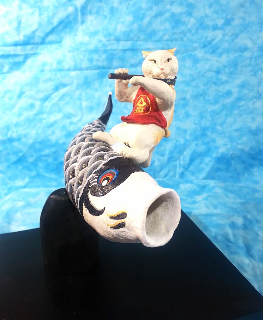 鯉のぼりを乗りこなす猫の置物「サーフィング金太郎」 by ネコロジックアーツ