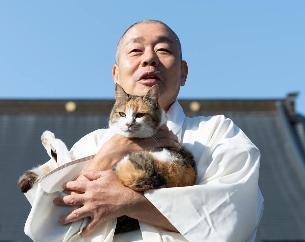 住職・鈴木祥蔵さんと猫のミー子 by 那須の長楽寺