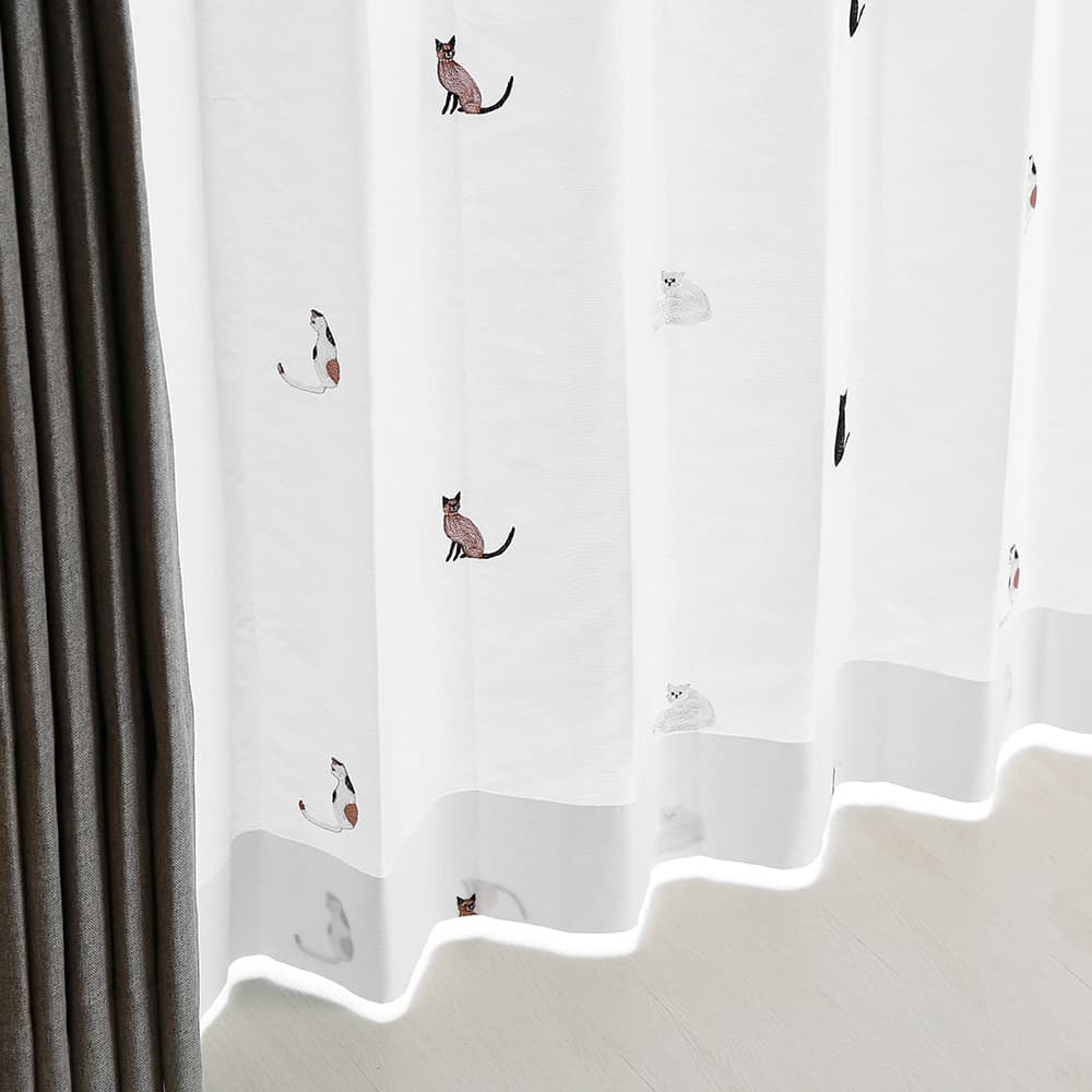 遮像・遮熱・保温機能付きの猫柄刺繍レースカーテン「ミャオウ」設置イメージ