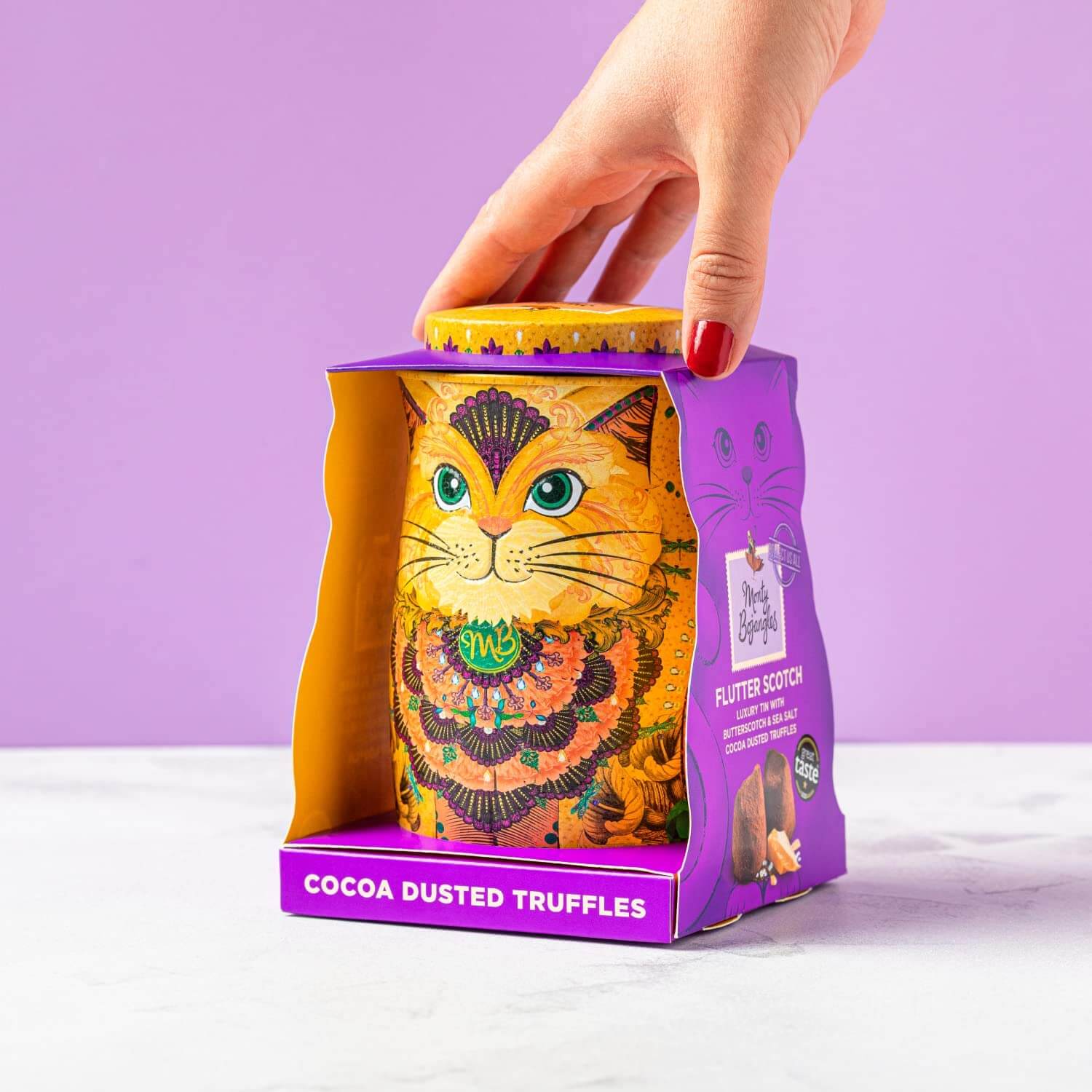 猫デザインのチョコレート缶「サバンナゴールドキャット缶」斜め前方から見たイメージ by Monty Bojangles（​モンティ・ボージャングル）