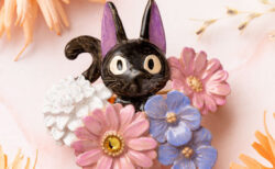 黒猫ジジとお花をモチーフにした手作りアクセサリーが登場！キツネリスのブローチもあるニャ