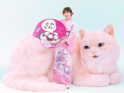 アイスクリームのテレビCMにピンク色の巨大な猫が登場！モデル＆女優の岡崎紗絵さんも出演