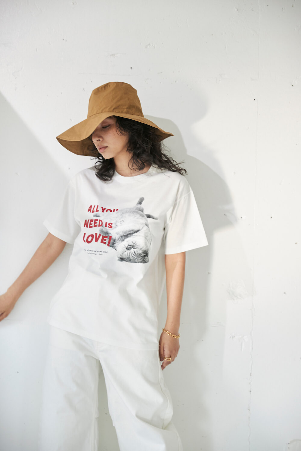濱中鮎子の愛猫チャイがデザインされたハーフスリーブTシャツ（ホワイト） by カレンソロジー