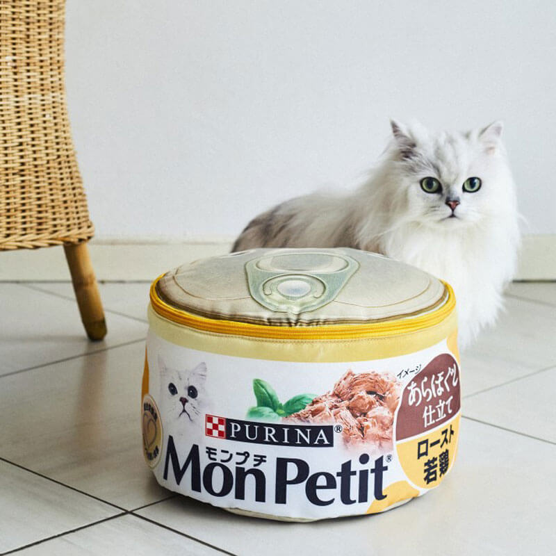 キャットフードのモンプチ缶をモチーフにした収納ボックスと写真を撮る猫