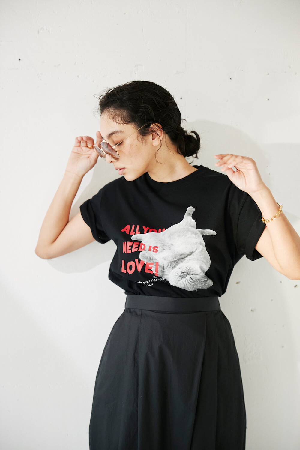 濱中鮎子の愛猫チャイがデザインされたハーフスリーブTシャツ（ブラック） by カレンソロジー