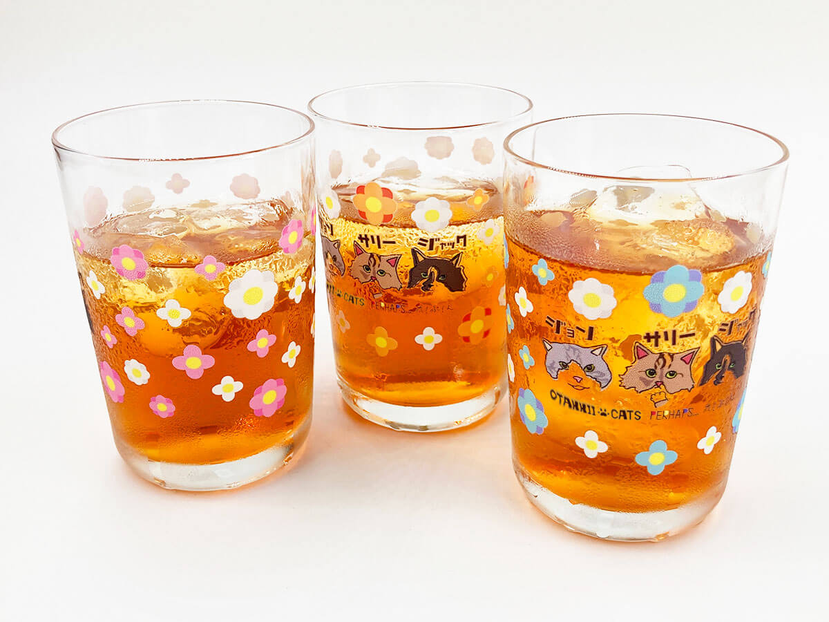 昭和レトロ＆猫キャラデザインのグラスに飲み物を入れたイメージ