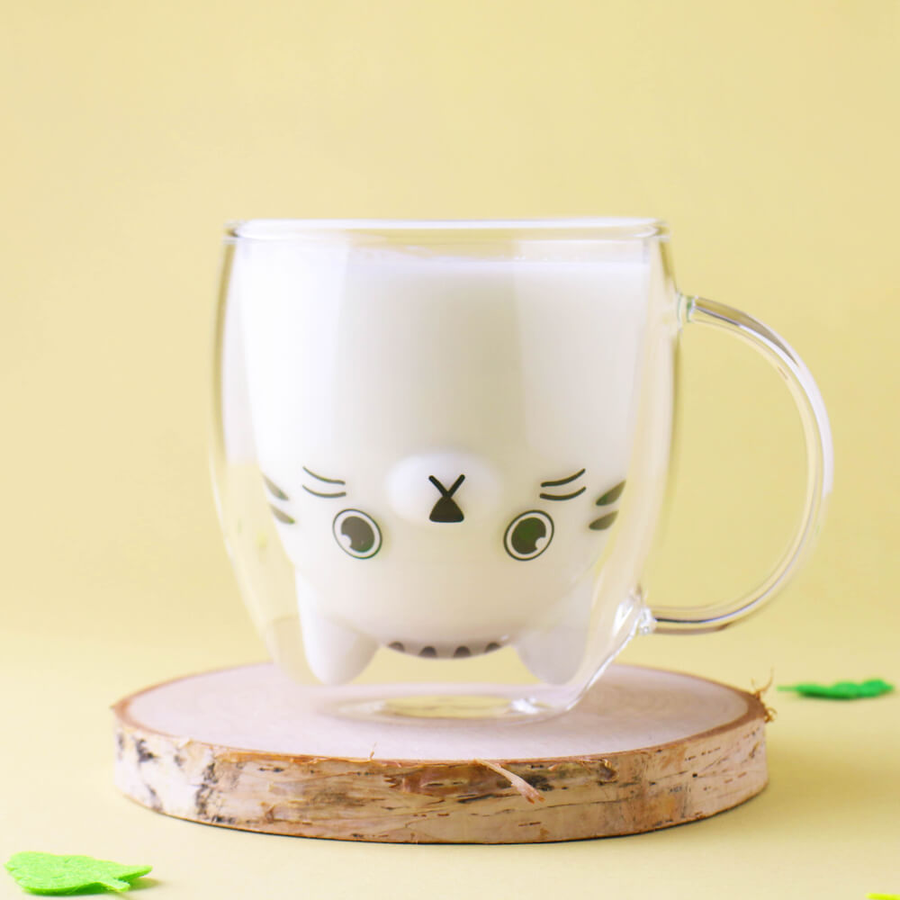 トラ猫デザインのダブルウォールグラスにミルクを入れたイメージ（表面）