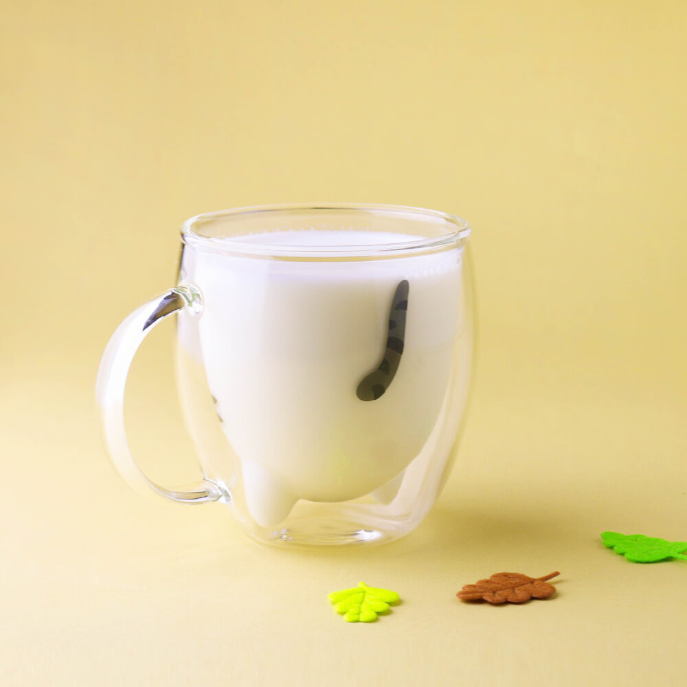 トラ猫デザインのダブルウォールグラスにミルクを入れたイメージ（背面）