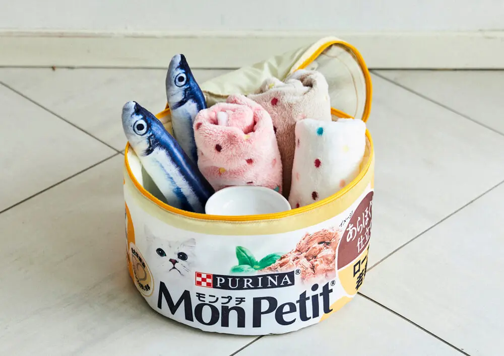 巨大な猫缶モチーフの収納ボックス付き！キャットフードのモンプチから