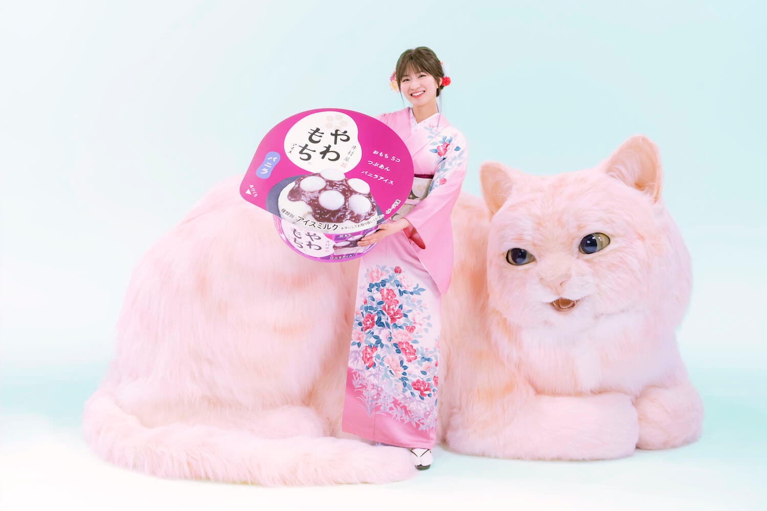 ピンク色の巨大な猫のぬいぐるみと岡崎紗絵さん by 「やわもちアイス」のテレビCM
