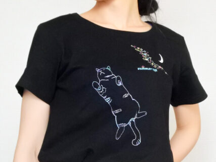 仰向けの猫と一緒にお出かけ気分♪ へそ天ポーズの猫を刺繍したTシャツが登場