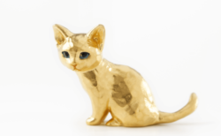 子猫の純金オブジェ、価格は75万円！木彫り彫刻家・はしもとみお × 貴金属店のコラボ最新作が登場