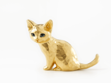 子猫の純金オブジェ、価格は75万円！木彫り彫刻家・はしもとみお × 貴金属店のコラボ最新作が登場