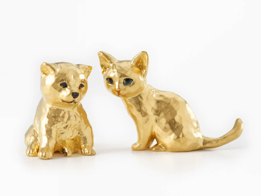 「子ねこ」と「子いぬ」をモチーフにした純金製オブジェ by GINZA TANAKA（ギンザタナカ）