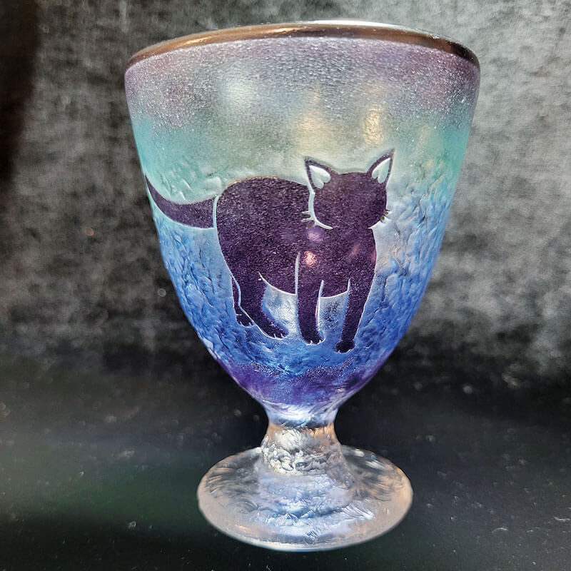 猫がデザインされたグラス「猫とクレマチス柄 3色使い 2層被せ玉足グラス」 by グラスアート・アン