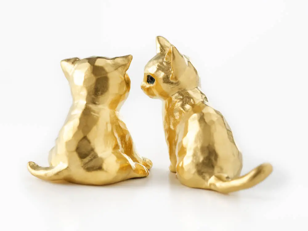 シルバー　子猫　彫金　木製額 子猫の純金オブジェ、価格は75万円！木彫り彫刻家・はしもとみお