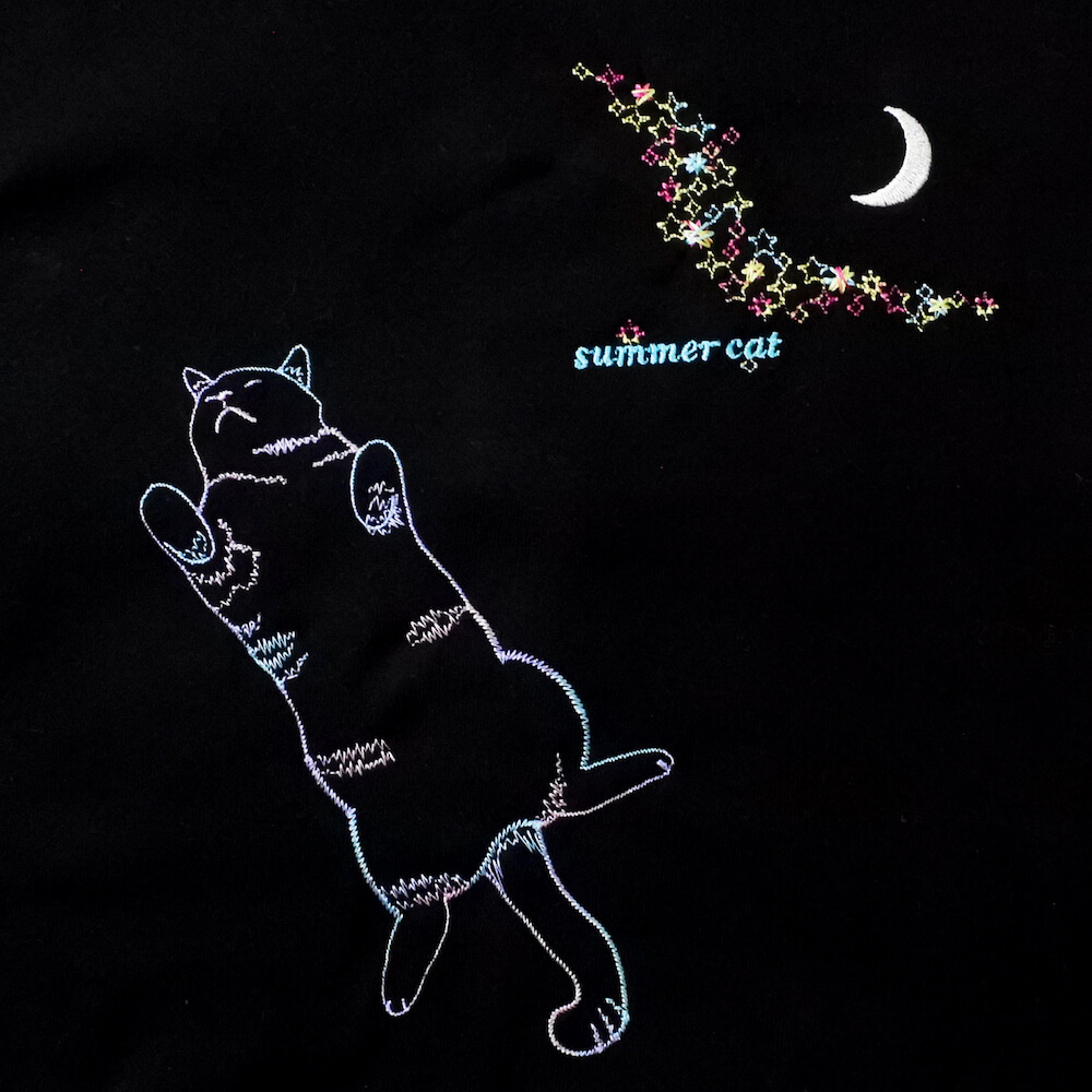 夏の夜空とヘソ天猫の刺繍Tシャツ by コイトネコ