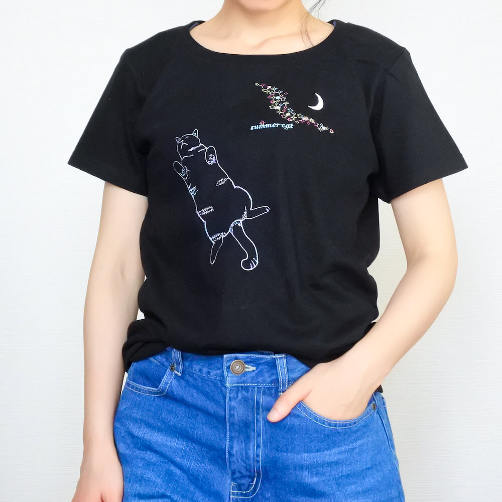 ヘソ天猫×星空刺繍Tシャツの着こなし例（正面イメージ） by コイトネコ