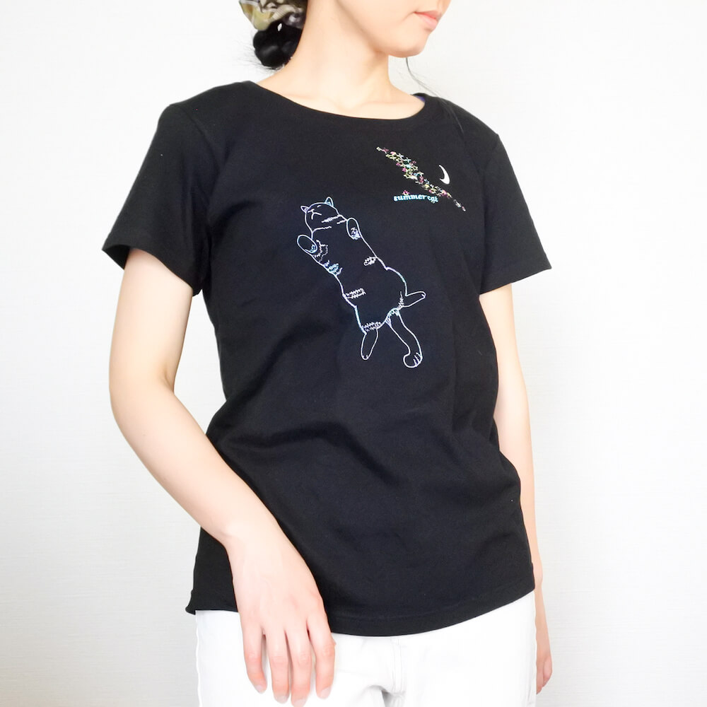 ヘソ天猫×星空刺繍Tシャツの着こなし例（左向きイメージ） by コイトネコ