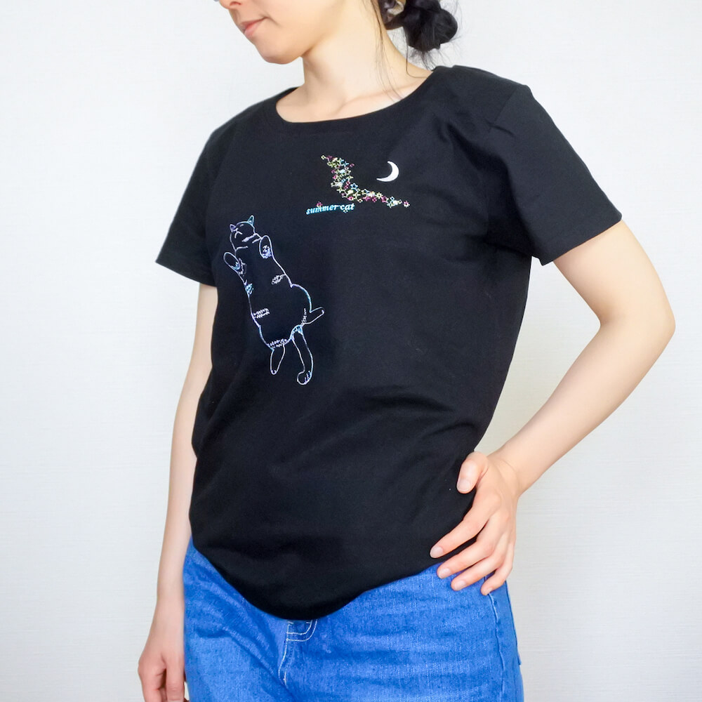ヘソ天猫×星空刺繍Tシャツの着こなし例（右向きイメージ） by コイトネコ