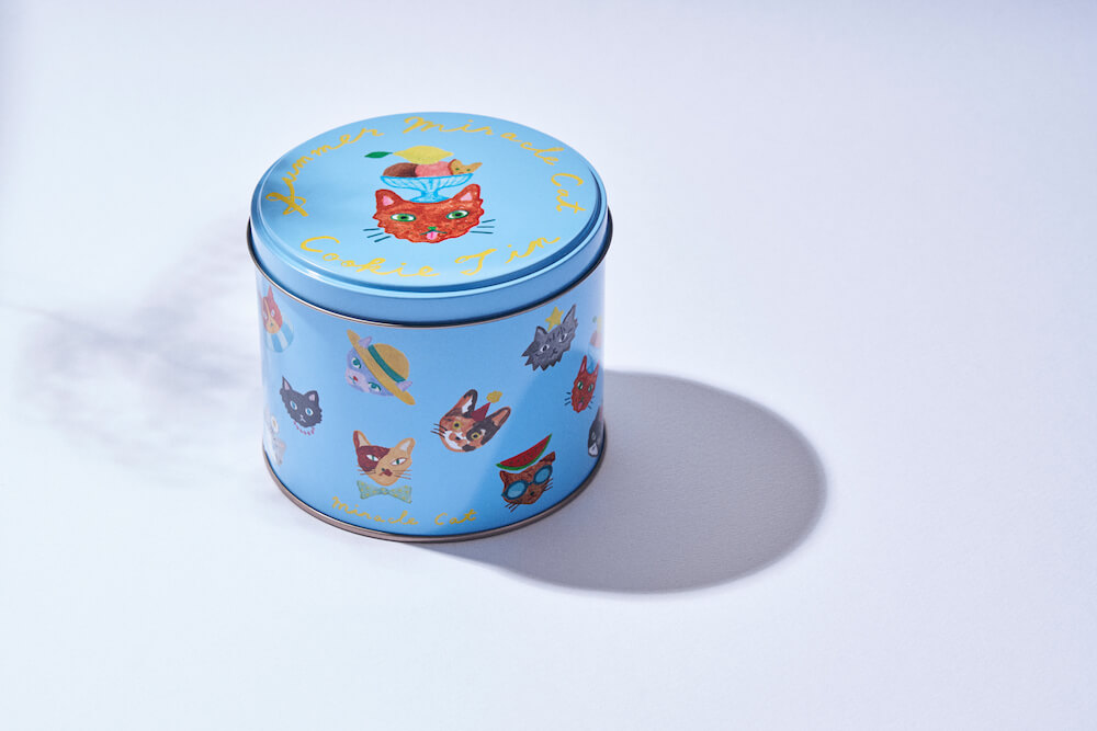 Miracle Cat Cookie Tin（神様のいたずら ネコクッキー缶）サマーバージョンの缶パッケージデザイン