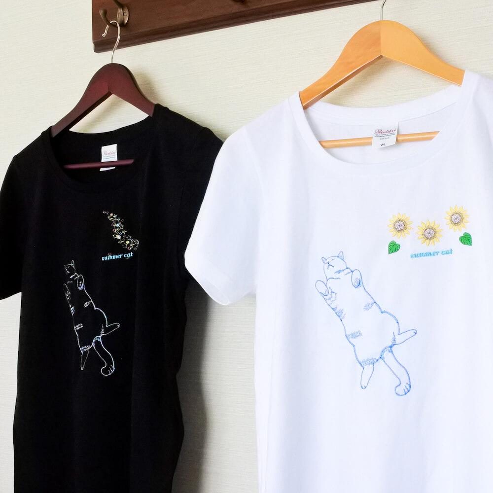 へそ天猫の刺繍入りTシャツ by コイトネコ