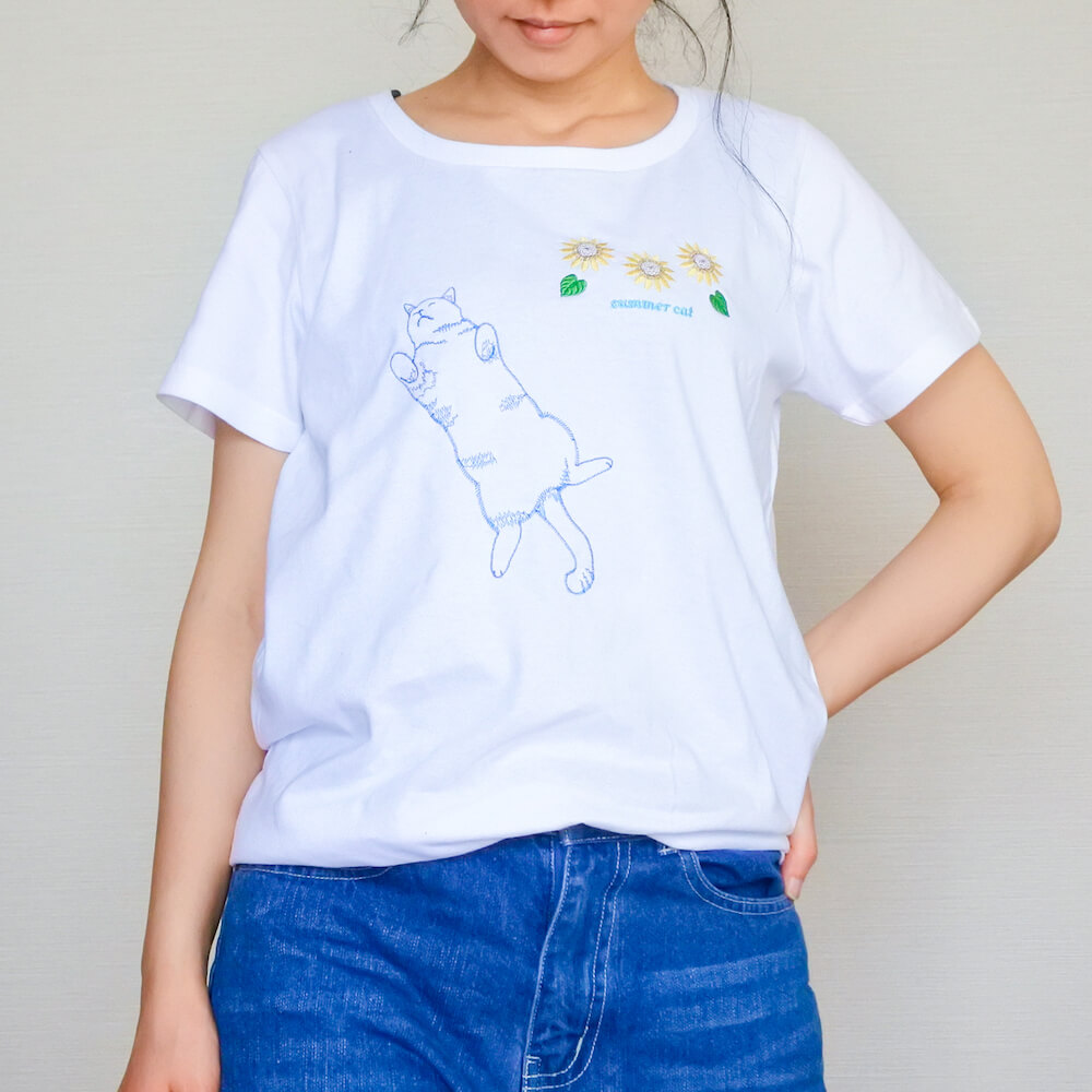 ヘソ天猫×ひまわり刺繍Tシャツとデニムのコーディネート例 by コイトネコ