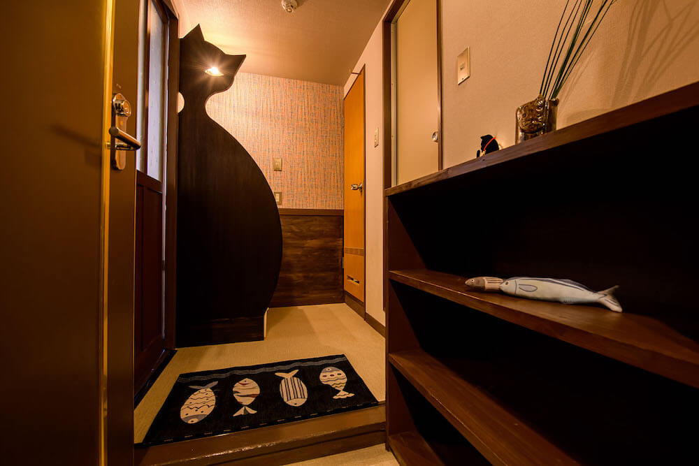 猫の目が照明になっている客室「にゃらまちルーム」 by ホテルアジール・奈良
