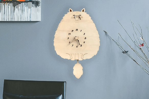 猫デザインの木製時計 by Cinematic Forest