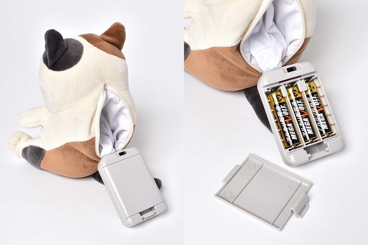 甘噛みする猫ロボット「甘噛みハムハム」の背中に内蔵されている電池ケース