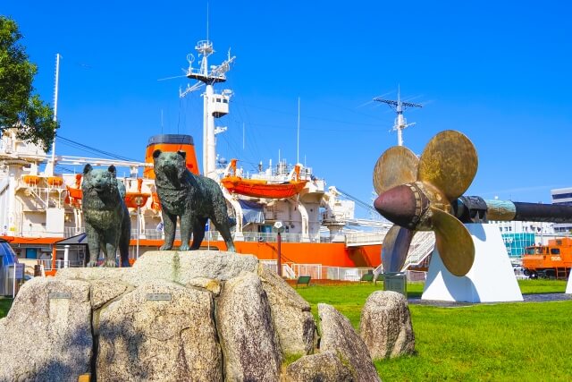 「ふじの広場」にある、樺太犬タロとジロの銅像