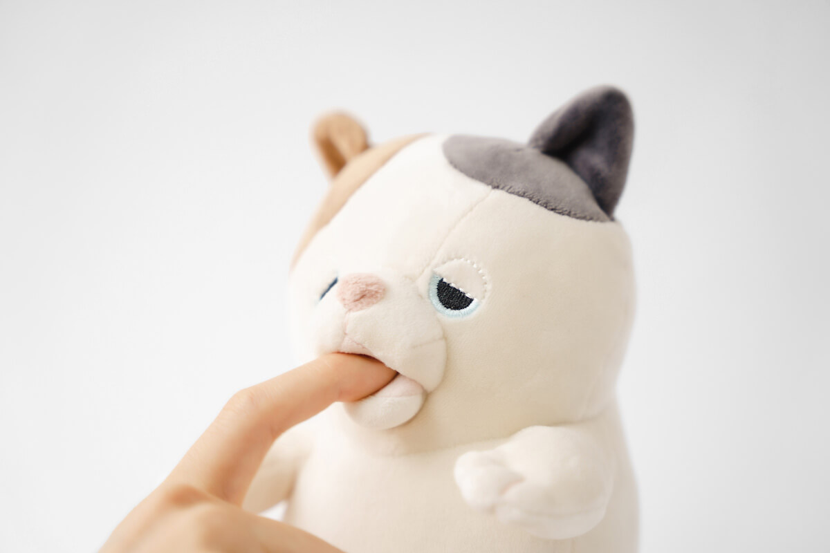 指をハムハムと甘噛みする猫ロボット「甘噛みハムハム」斜め前イメージ
