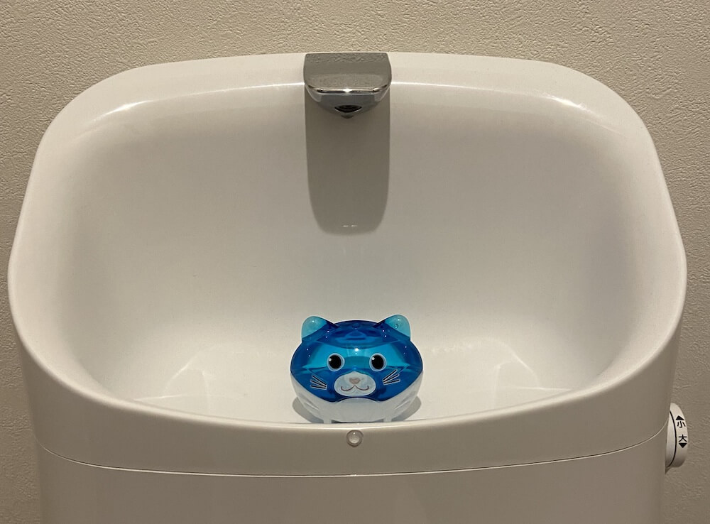 「ネコ型ブルーレット」をトイレの水栓タンクに設置したイメージ