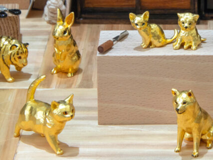 猫や犬など総額2000万円以上の純金オブジェが大公開＆はしもとみお氏のアトリエもミニチュアで再現