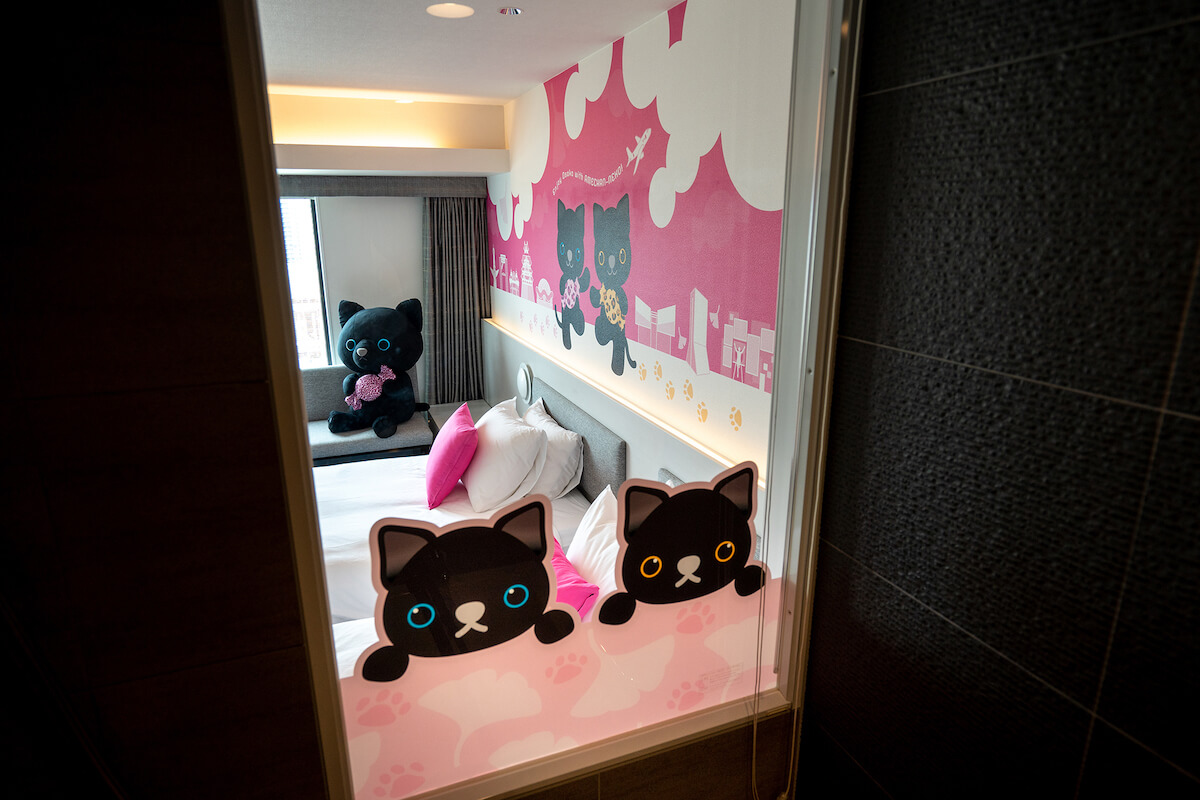 黒猫キャラクターで装飾されたバスルームからの眺め by ホテル日航大阪