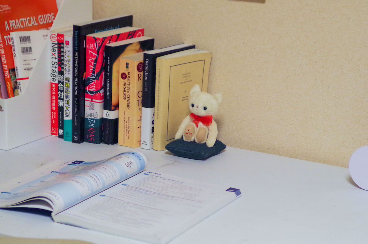 勉強机に猫のぬいぐるみ「必勝祈願ネコ」を飾ったイメージ