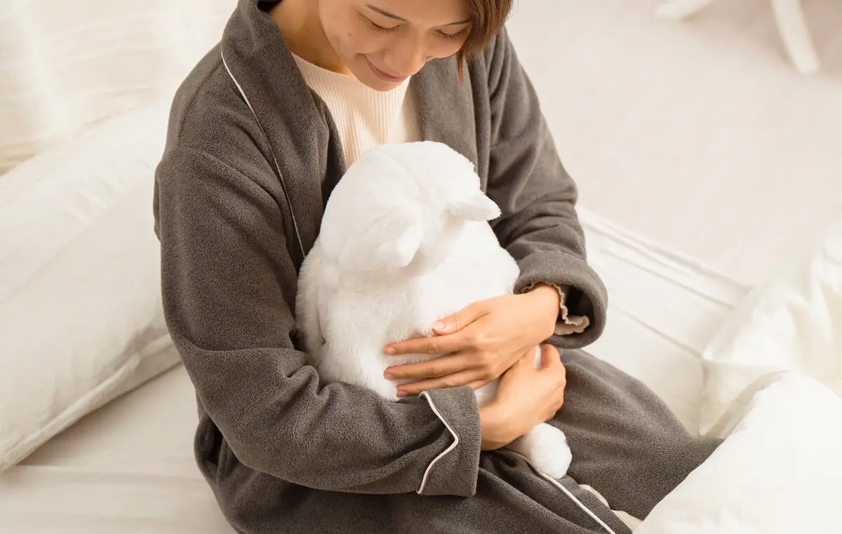 本物の猫みたいに抱っこして温まれる♪ かわいいネコ型の電気湯たんぽ