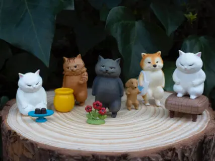 擬人化した動物を描く画家、カマノレイコさんの猫イラストがフィギュアに！全国のカプセルトイ自販機などで発売
