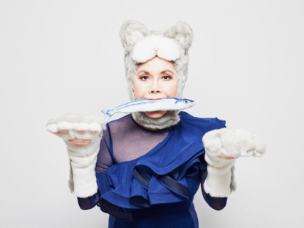 デヴィ夫人が猫に変身＆魚をくわえた姿も公開！ペットシッターサービスのCMに「デヴィ猫ちゃん」が出演中